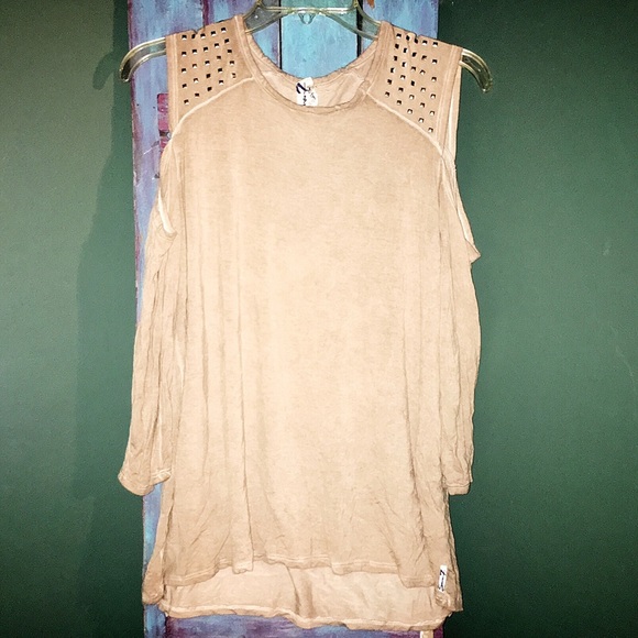 Seven7 Tops - SEVEN7 JEANS STUDDED COLD SHOULDER TOP!